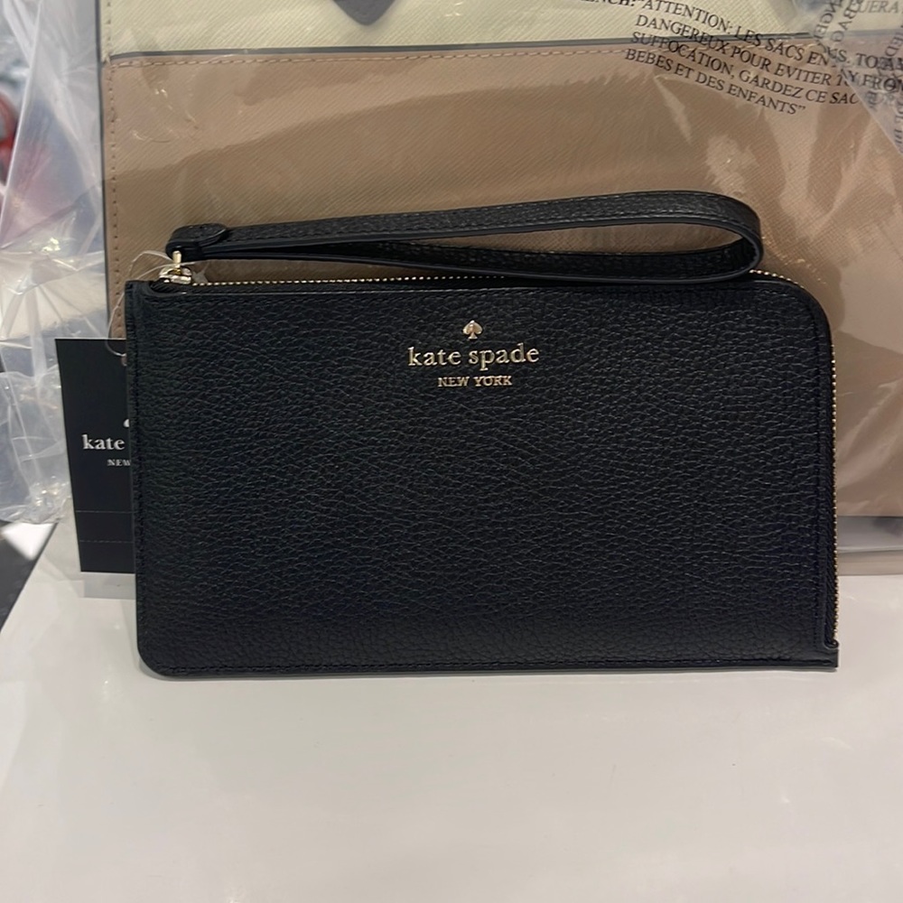 Kate Spade Medium Lucy L-Zip Wristlet Pebble Leather 
COLOR:
Black 
NWT